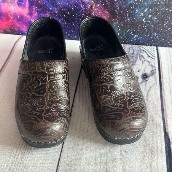 Dansko Professional Tooled Leather Clogs Sz 38 EU (7.5/8 US) Brown Nurse Shoes - Picture 2 of 9
